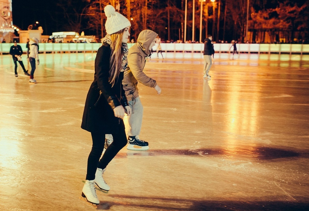 Фонарь на катке 9. Девушка на катке. Фотосессия на коньках. Парочка катается на коньках. Девушка катается на коньках.