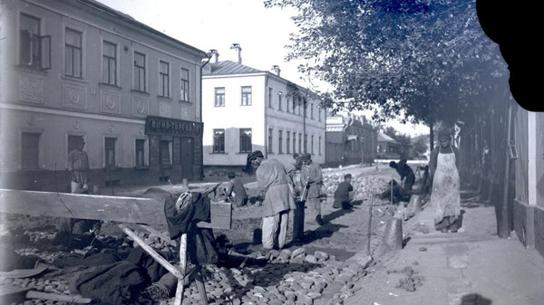 Укладка мостовой
Неизвестный автор, 1890 - 1909 год, г. Москва, ГМИИ им. А. С. Пушкина.