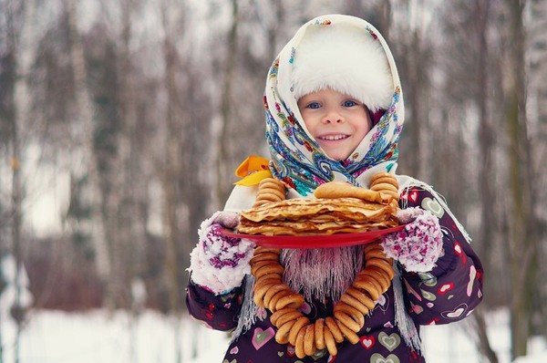 Практика чтения для малыша! Давай прочитаем рецепт!
Каждый ребенок с удовольствием будет Вам помощником в таком деле! Сейчас Масленица! 🌞
Выбирайте любой рецепт блинов и помогайте ребенку прочитать кулинарный рецепт! 😉
📖Читаете ингредиент. Например, САХАР- 2ст. ложки.
Ребенок спрашивает: «Что такое 2ст.?» 

Объясняете, что так сокращают текст в рецептах» 

Спрашиваете у ребенка: «Где у нас сахар? (ребенок отвечает и достает сахар) 

Спрашиваете у ребенка: «Сколько нужно ложек?» 
( Отвечает, насыпает сахар) и т.д по списку ингредиентов.

☝Когда ребенок еще дошкольник давайте ему несложные задания: насыпать сахар, вылить молоко, взбивать тесто венчиком, просеивать муку, смазывать блины маслом,украшать стол,звать домочадцев к столу!
🍴
Пока пекете блины расскажите про Масленицу и ее традиции, про проводы зимы и встречу весны.🌞
обсудите, что же такое весна?