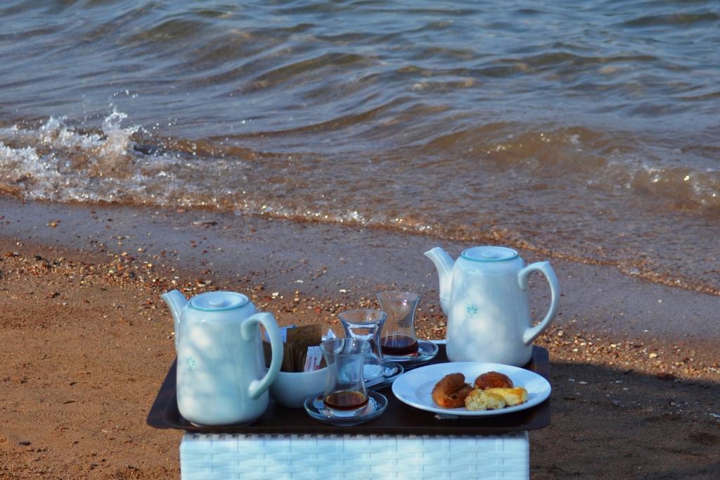 Sea cup. Чашка кофе на море. Утреннее море. Утро на море. Кофе с видом на море.