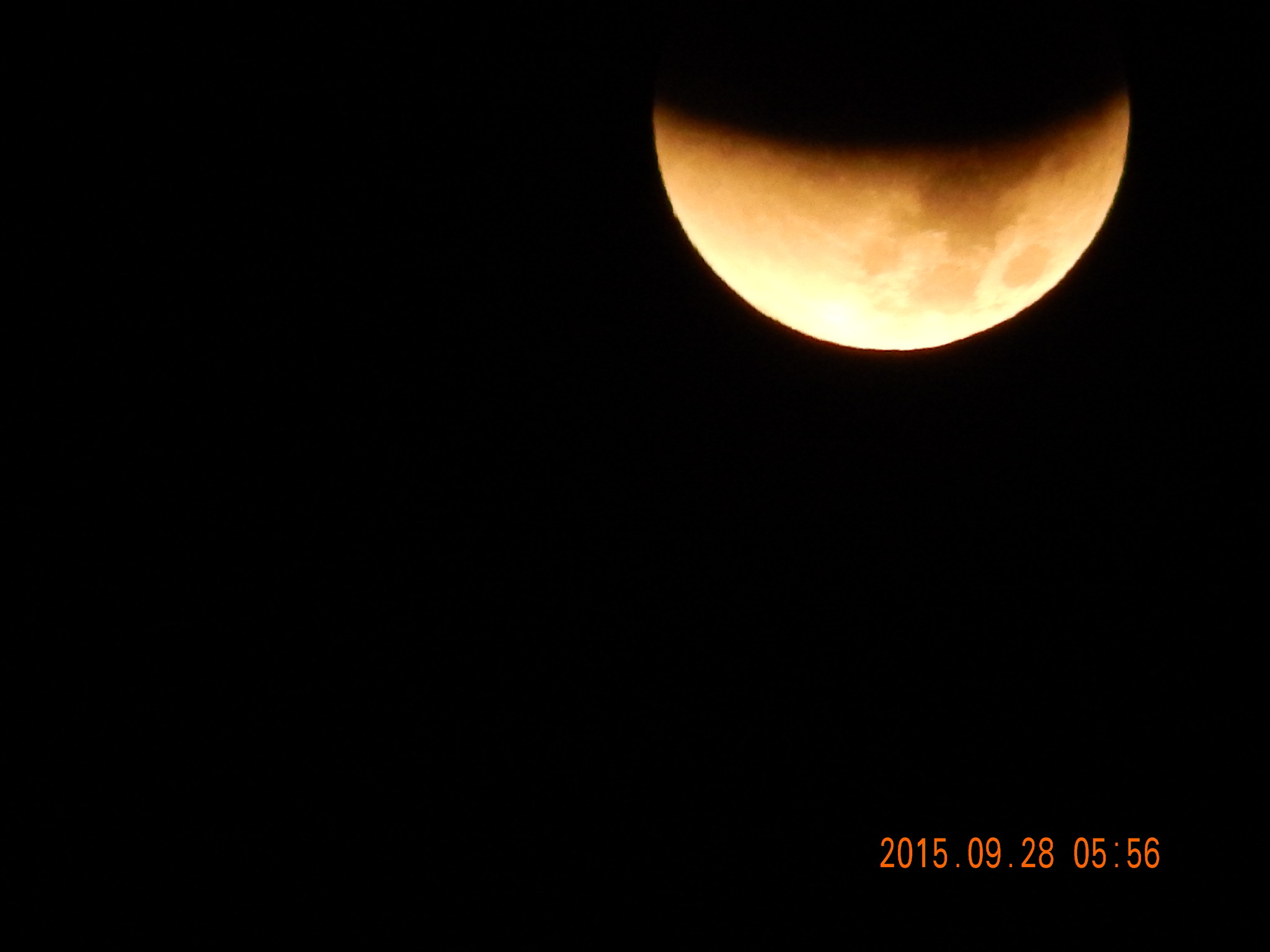 Луна 28 февраля. Красная Луна 28 февраля. Naш рыжая Луна. Луна 28 мая 2022 года фото на чёрном фоне. Луна 28 февраля 2024 почему красная.